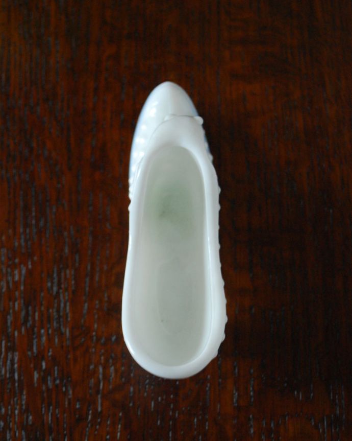 オブジェ、ベル　アンティーク雑貨　純白のガラスの靴　アンティークのミルクガラスのオブジェ。上から見るとこんな感じです。(m-1599-z)