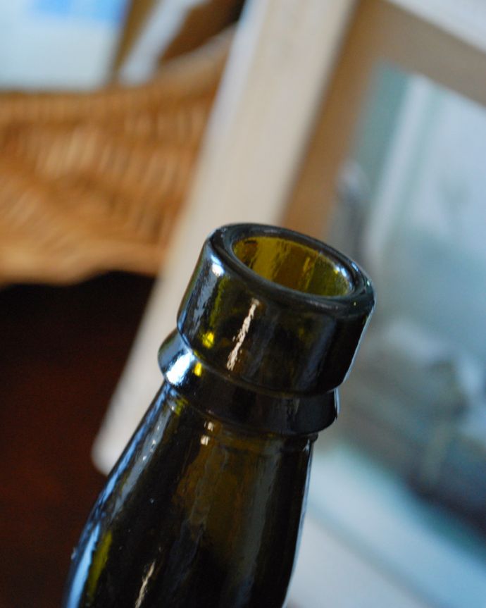 ナチュラルカントリースタイル　アンティーク雑貨　ステッカー付きアンティークガラスボトル（Scotch Whisky）。長年使われてきたボトルはとっても味わい深い一品です。(m-1602-z)