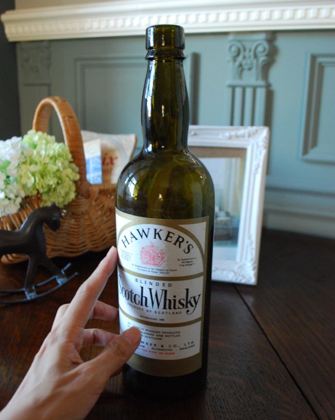 ナチュラルカントリースタイル　アンティーク雑貨　ステッカー付きアンティークガラスボトル（Scotch Whisky）。ミルクや薬品、調味料など様々な用途で使われてきたアンティークボトルたちです。(m-1602-z)