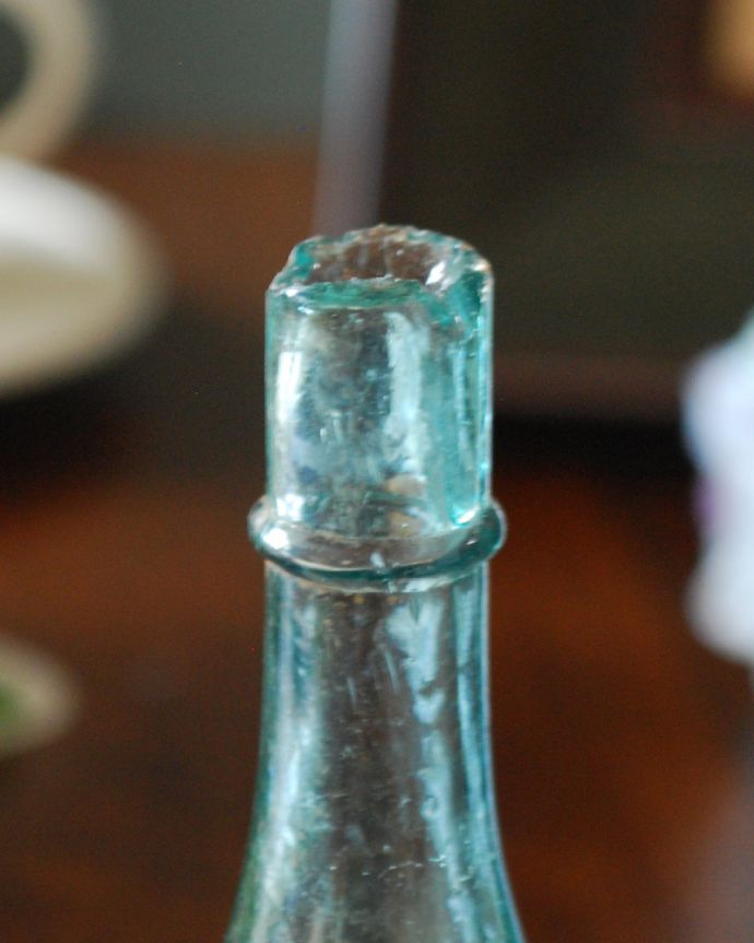 アンティーク ガラスボトル　アンティーク雑貨　一輪挿しにも人気のステッカー付きアンティークガラスボトル。長年使われてきたボトルはとっても味わい深い一品です。(m-1603-z)