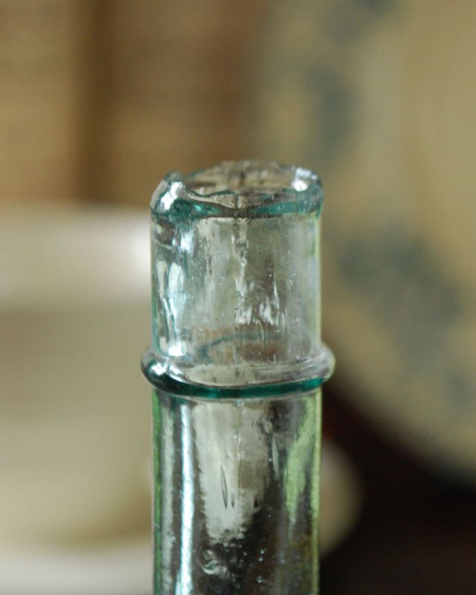 ナチュラルカントリースタイル　アンティーク雑貨　ステッカー付きアンティークガラスボトル（ＢＯＲＡＸ and ＨＯＮＥＹ）。長年使われてきたボトルはとっても味わい深い一品です。(m-1604-z)