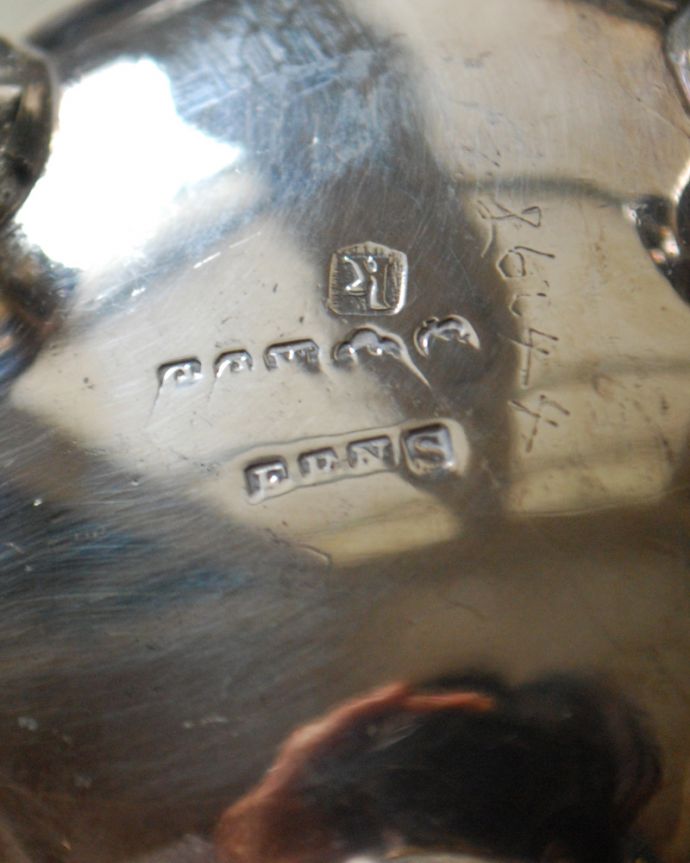 アンティーク シルバー製　アンティーク雑貨　英国のアンティーク銀雑貨、脚先まで美しいシルバーのミルクポット。調印が残っています。(m-1605-z)