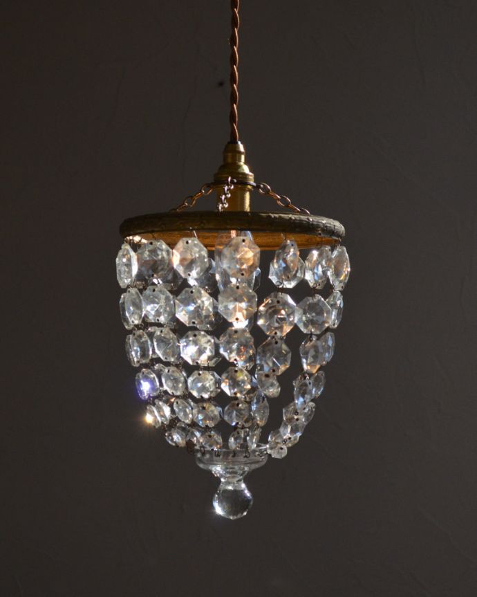 ペンダントライト　照明・ライティング　真鍮とガラスパーツのアンティークシャンデリア（コード・シャンデリア球・ギャラリーなし）。灯りが灯るとさらにガラスがキラキラと輝きます。(m-1608-z)