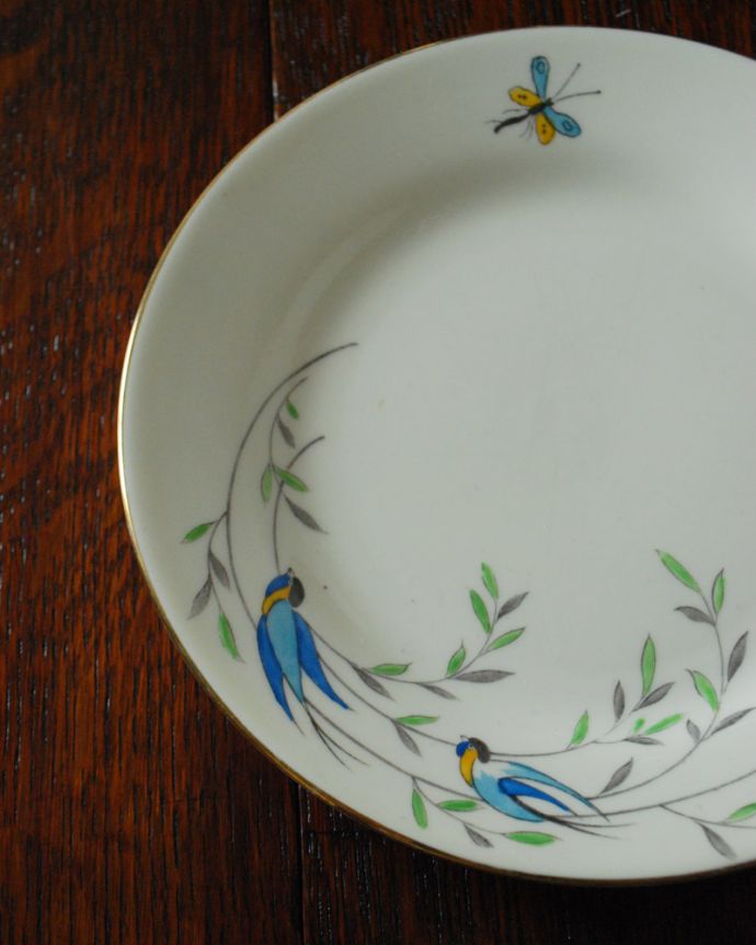 テーブルウェア(食器)　アンティーク雑貨　青い小鳥と、蝶が可愛いタスカンのアンティークプレート（TUSCAN CHINA）。質の良いボーンチャイナに、キレイな小鳥が描かれています。(m-1610-z)