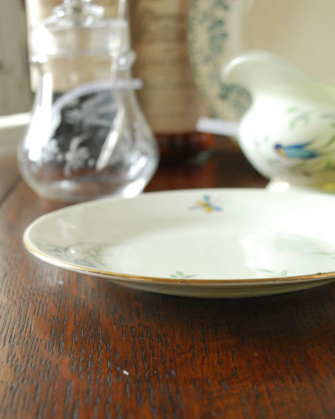 テーブルウェア(食器)　アンティーク雑貨　青い小鳥と、蝶が可愛いタスカンのアンティークプレート（TUSCAN CHINA）。お菓子を乗せてティータイムを楽しんでみてはいかがでしょう？。(m-1610-z)