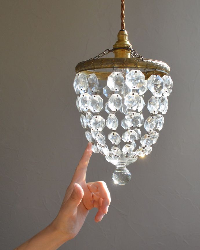 ペンダントライト　照明・ライティング　可憐で女性らしい小さなガラスパーツのアンティークシャンデリア。家庭にもピッタリな、小さめのサイズなのでどんなお部屋でも気軽にシャンデリアが取り付けられます。(m-1612-z)