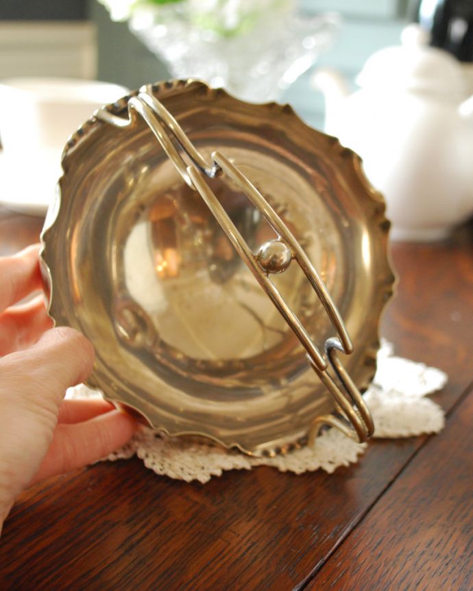 アンティーク シルバー製　アンティーク雑貨　英国のアンティーク銀食器、シルバーのシュガーボール（シュガーポット）。お客さまをおもてなしするのにピッタリなアイテム！いつもの食卓がとっても優雅になります。(m-1619-z)