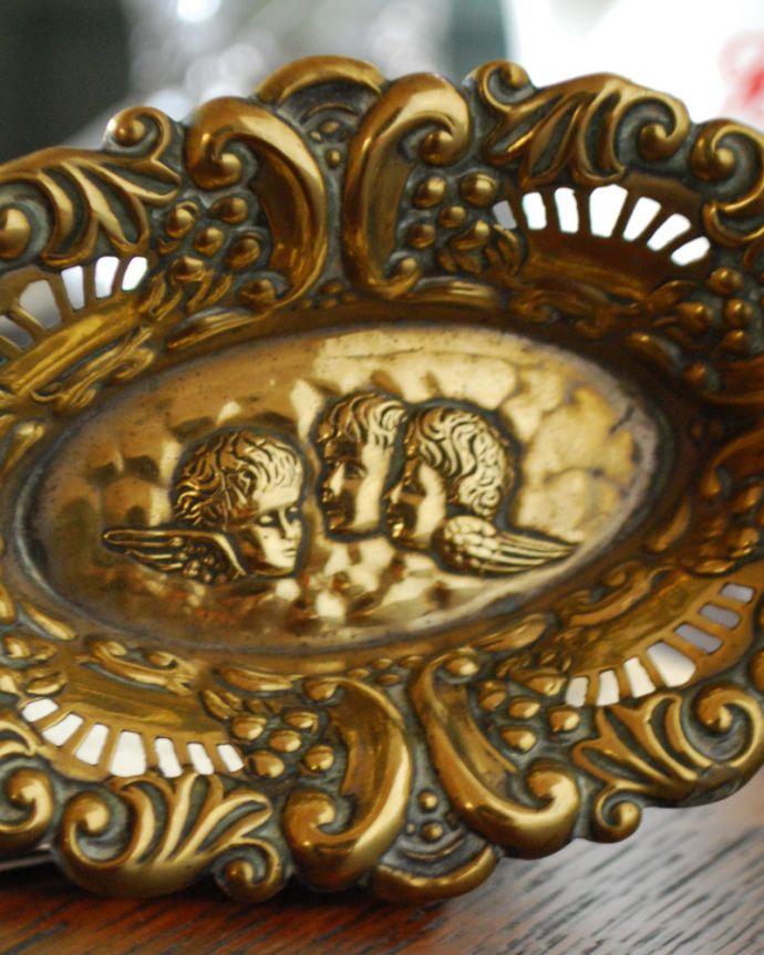 シルバーのテーブルウェア　アンティーク雑貨　フランス輸入のアンティーク雑貨　真鍮の天使のボール。アンティークのため、多少の欠け・傷がある場合がありますが、使用上問題はありませんので、ご了承下さい。(m-1622-z)