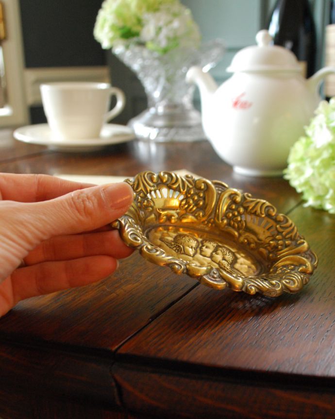 シルバーのテーブルウェア　アンティーク雑貨　フランス輸入のアンティーク雑貨　真鍮の天使のボール。ポーションミルク入れにしたり、キャンディーを乗せてティータイム。(m-1622-z)