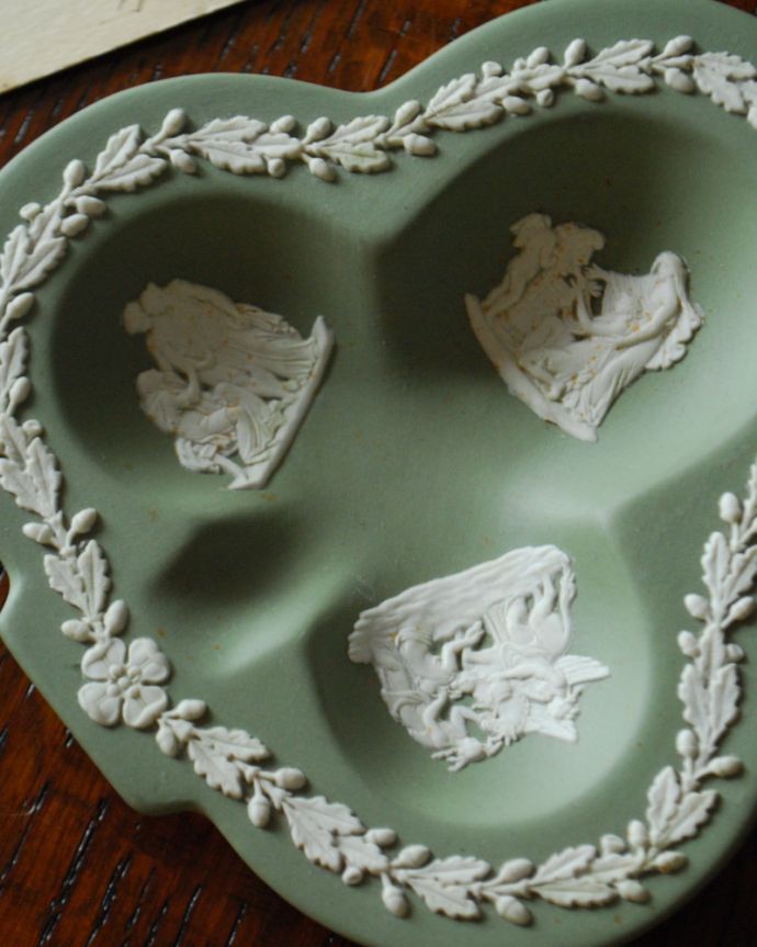 アンティーク 陶磁器の雑貨　アンティーク雑貨　クローバー形のアンティークのジャスパーウェアプレート（セージグリーン）。繊細なレリーフは飾るだけで美しくいくつも集めたくなります。(m-1624-z)