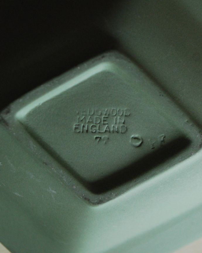 ジャスパーウェア　アンティーク雑貨　アンティークウェッジウッド　セージグリーンのジャスパーウェアプレート(ダイヤ)。裏側にはロゴが刻まれています。(m-1627-z)