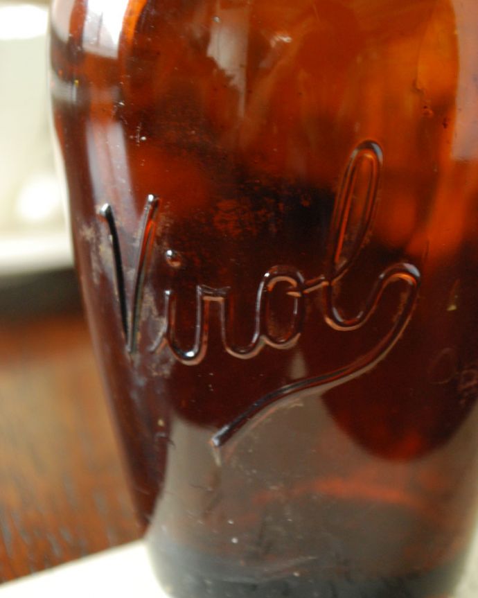 ナチュラルカントリースタイル　アンティーク雑貨　イギリスのアンティーク雑貨の定番　Virolのアンバーカラーのガラスボトル（大）。大人っぽい雰囲気の「Virol」のロゴが美しいガラスポットです。(m-1632-z)