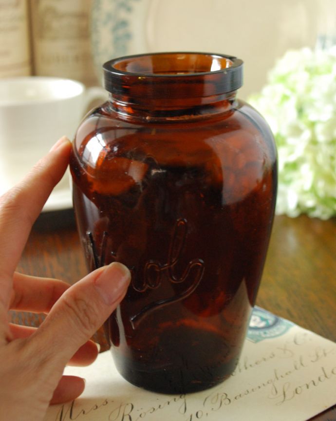 ナチュラルカントリースタイル　アンティーク雑貨　イギリスのアンティーク雑貨の定番　Virolのアンバーカラーのガラスボトル（大）。ぽってりとした質感のガラスがおしゃれで、インテリアとしても素敵です。(m-1632-z)