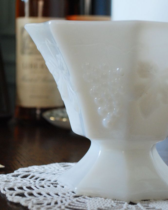アンティーク 雑貨のガラス小物　アンティーク雑貨　美しい８角形のミルクガラス、アンティークのフラワーベース（花器）。葡萄がデザインされたミルクガラスは優雅でエレガントな雰囲気です。(m-1640-z)