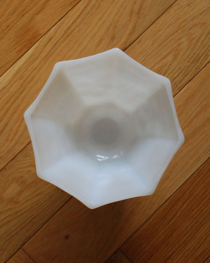 アンティーク 雑貨のガラス小物　アンティーク雑貨　美しい８角形のミルクガラス、アンティークのフラワーベース（花器）。上から見るとこんな感じです。(m-1640-z)