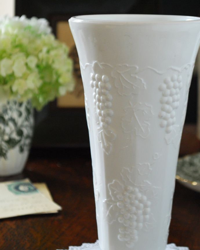 アンティーク 雑貨のガラス小物　アンティーク雑貨　真っ白なミルクガラスに鮮やかな花が映えるアンティークフラワーベース（花器）。可愛い葡萄がデザインされています。(m-1656-z)