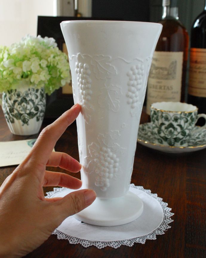 アンティーク 雑貨のガラス小物　アンティーク雑貨　真っ白なミルクガラスに鮮やかな花が映えるアンティークフラワーベース（花器）。アンティークのため、多少の欠け・傷がある場合がありますが、使用上問題はありませんので、ご了承下さい。(m-1656-z)