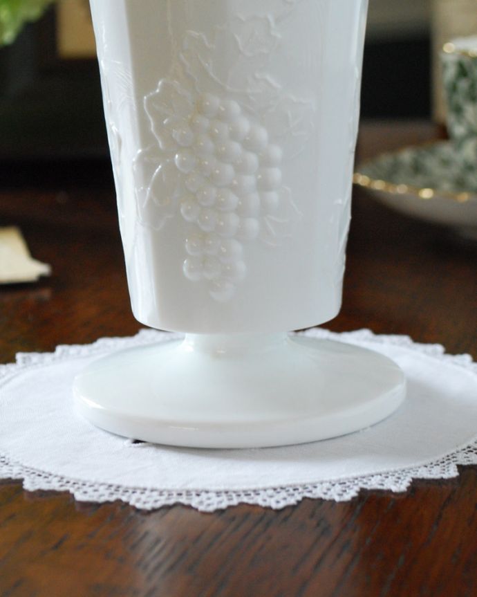 アンティーク 雑貨のガラス小物　アンティーク雑貨　真っ白なミルクガラスに鮮やかな花が映えるアンティークフラワーベース（花器）。安定感のある脚です。(m-1656-z)