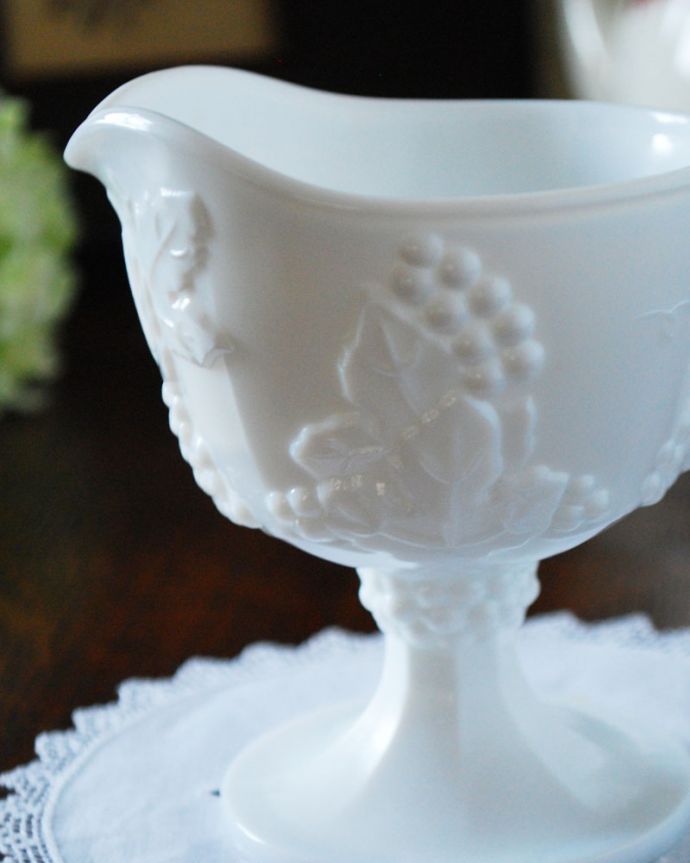 アンティーク 雑貨のガラス小物　アンティーク雑貨　気軽に使えるアンティーク雑貨、純白の美しいミルクガラスのミルクポット。たっぷりの葡萄がデザインされた華やかなミルクポットです。(m-1688-z)