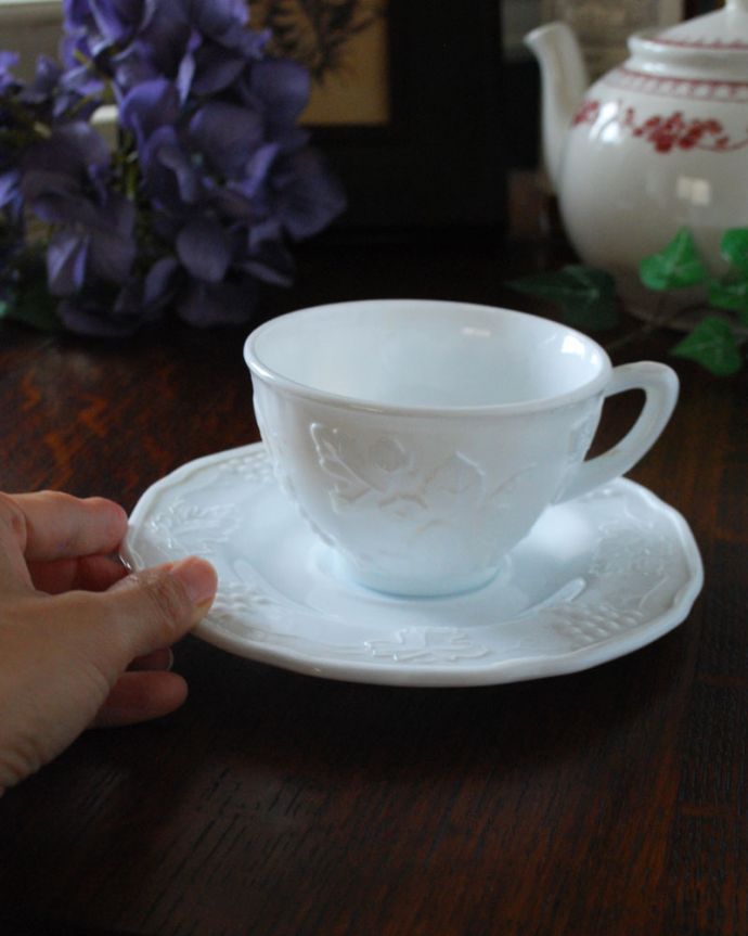 大人のティータイムを楽しめるミルクガラスのアンティークカップ＆ソーサー(m-1691-z)｜アンティーク雑貨