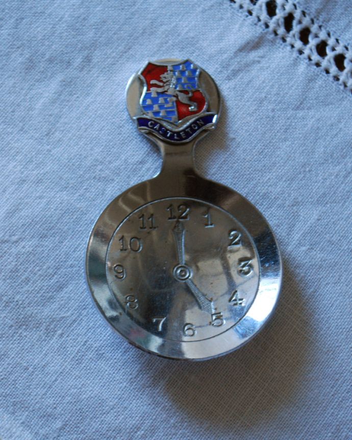 アンティーク 真鍮の雑貨　アンティーク雑貨　時計がデザインされたオシャレなキャディスプーン。実際に使っていただけますが、ディスプレイしてあっても可愛いアイテムです。(m-1700-z)