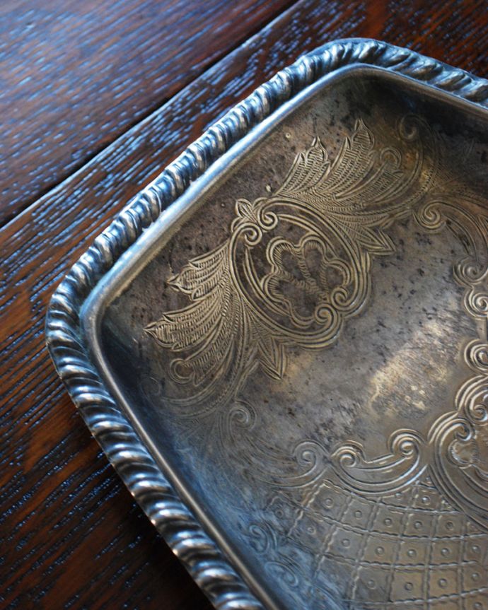 アンティーク シルバー製　アンティーク雑貨　歴史を感じる豪華な装飾が美しい、アンティーク銀メッキトレイ（シルバープレート）。歴史を感じる装飾が入っています。(m-1707-z)