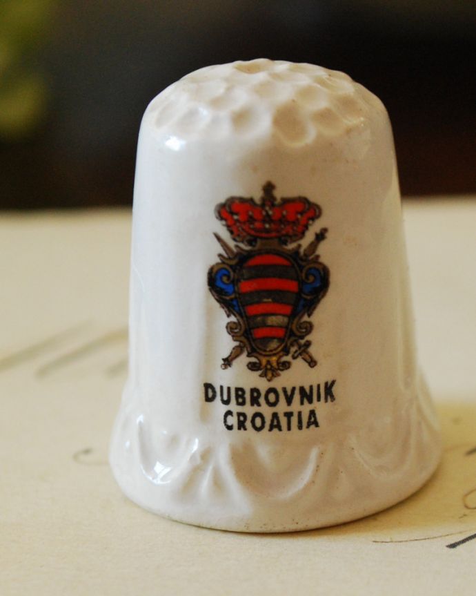 アンティーク 陶磁器の雑貨　アンティーク雑貨　アンティークシンブル（dubrovnik croatia）。コレクションにいかがでしょう？。(m-1721-z)