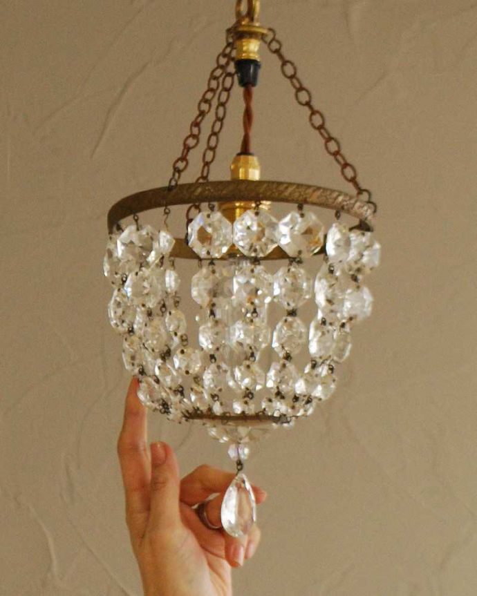 シャンデリア　照明・ライティング　可憐で女性らしい小さなガラスパーツのアンティークの1灯シャンデリア(E17シャンデリア球付)。。(m-1734-z)