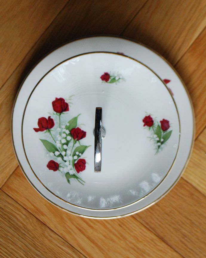 テーブルウェア(食器)　アンティーク雑貨　赤いローズとスズランがデザインされた２段ケーキスタンド、アンティーク雑貨。クラシカルなローズとスズランがデザインされています。(m-1752-z)