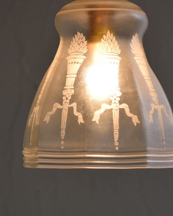 ペンダントライト　照明・ライティング　ガラス模様が美しいアンティークランプシェード（コード・シャンデリア電球・ギャラリーなし）。電気を点けるととっても幻想的。(m-1759-z)