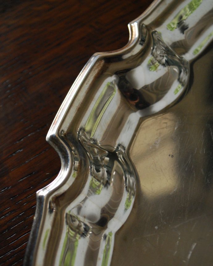 アンティーク シルバー製　アンティーク雑貨　英国の銀食器、サルヴァ（銀盆）ティータイムを贅沢な時間にしてくれる、アンティークシルバー。アンティークなので多少のキズ・汚れがある場合があります。(m-1761-z)