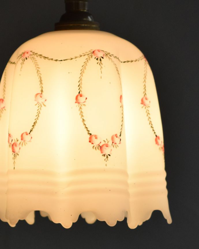 ペンダントライト　照明・ライティング　小花柄のアンティークペンダントライト（コード・シャンデリア電球・ギャラリーなし）。シェードから漏れる光に癒されます。(m-1763-z)