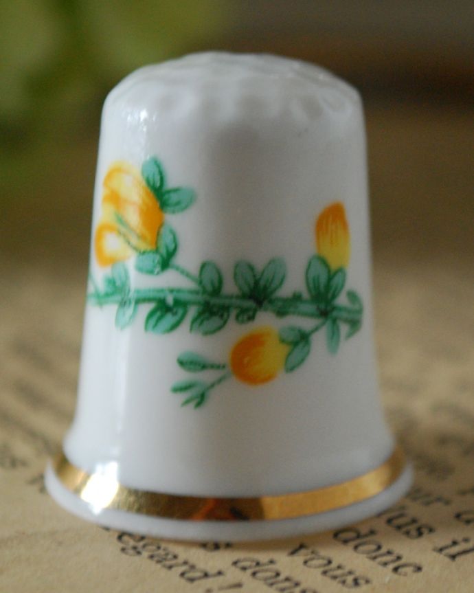 アンティーク 陶磁器の雑貨　アンティーク雑貨　ファインボーンチャイナのアンティークシンブル（黄色のお花）。黄色のお花が可愛いアンティークシンブルです。(m-1766-z)