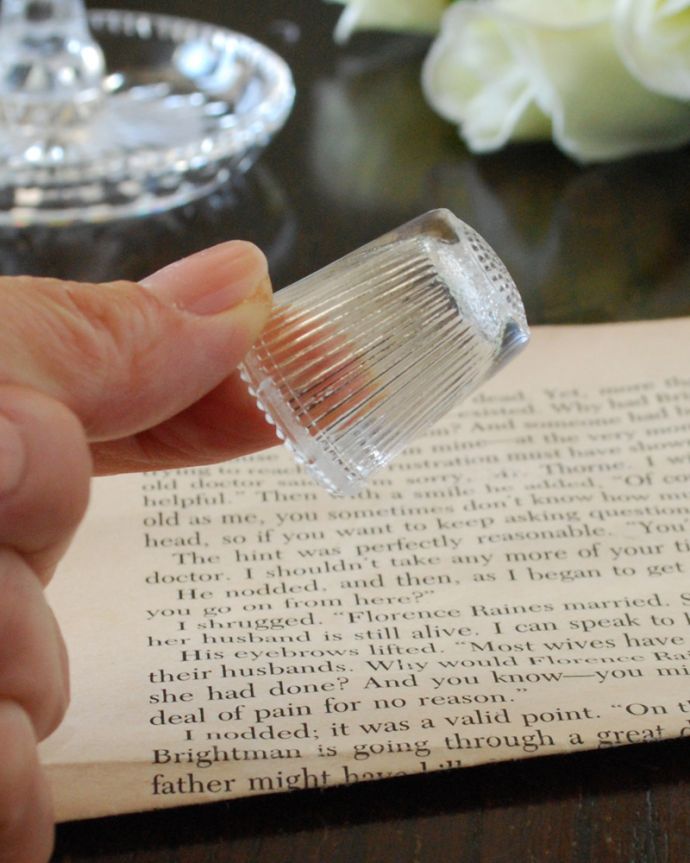 アンティーク 陶磁器の雑貨　アンティーク雑貨　とってもめずらしい透明なアンティークのシンブル。コレクションしたくなる可愛らしさ指の帽子（finger hat)とも呼ばれるコロンとした形。(m-1767-z)