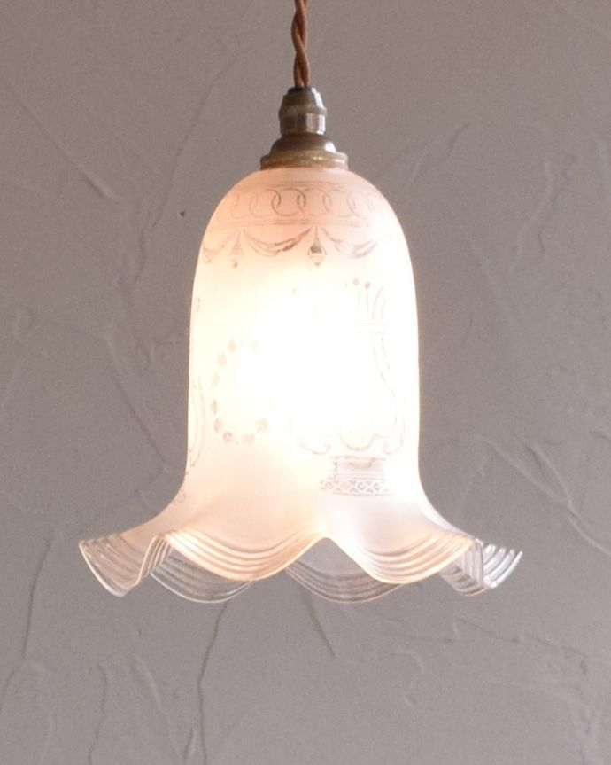 ガラスシェードのペンダントライト　照明・ライティング　リラがデザインされた美しいアンティークランプシェード（コード・シャンデリア電球・ギャラリーなし）。アンティークのミルクガラスは、光を通すとなんとも言えないステキな雰囲気でお部屋を照らしてくれます。(m-1786-z)