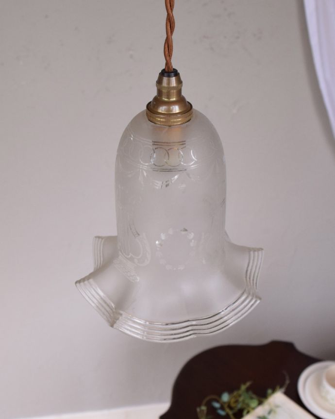 ガラスシェードのペンダントライト　照明・ライティング　リラがデザインされた美しいアンティークランプシェード（コード・シャンデリア電球・ギャラリーなし）。【 シェードのサイズ 】幅16×奥行16×高さ15cmコードは50、80cm以外にも、ご希望の長さで加工してお届けします。(m-1786-z)