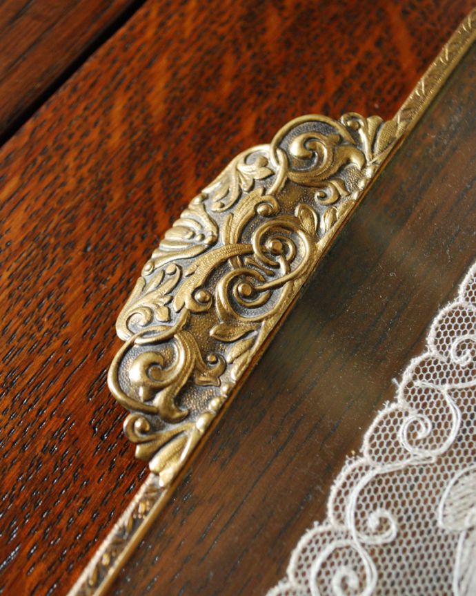 シルバーのテーブルウェア　アンティーク雑貨　フランスアンティーク雑貨、贅沢な美しさ・・・プチポワントレイ。持ち手はとっても美しい装飾が施されています。(m-1787-z)