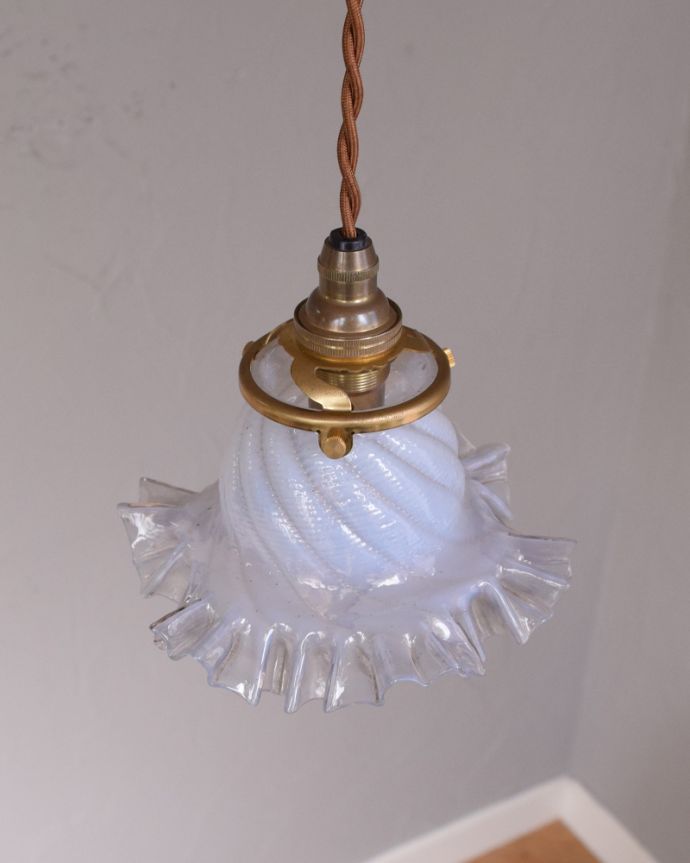 ペンダントライト　照明・ライティング　オパールセントのランプシェードのアンティーク照明（コード・シャンデリア球・ギャラリーA付き）。。(m-1793-z)