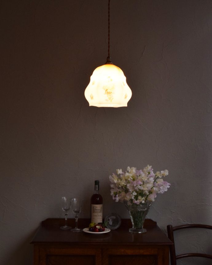 ペンダントライト　照明・ライティング　優しいお花のアンティークペンダントライト（コード・シャンデリア電球・ギャラリーなし）。ふわんと膨らんだ優しいシルエットのランプは、１つでも存在感たっぷりです。(m-1803-z)