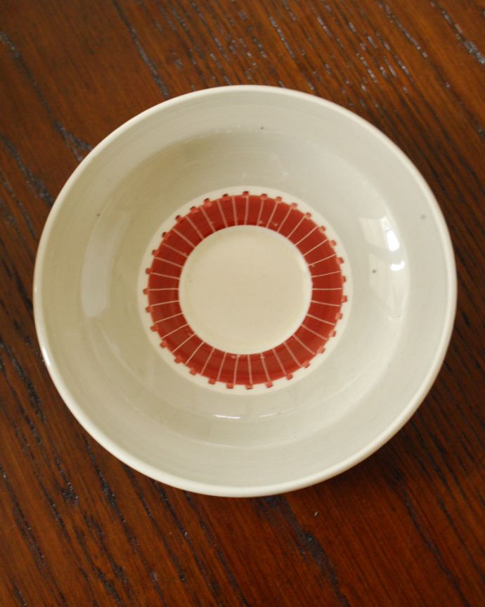 スージークーパー　アンティーク雑貨　イギリスのヴィンテージ食器、スージークーパーソーサー（ドンティル）。Susie's　Red(スージーの赤）という言葉があったくらい色使いが上手なデザイナーです。(m-1814-z)