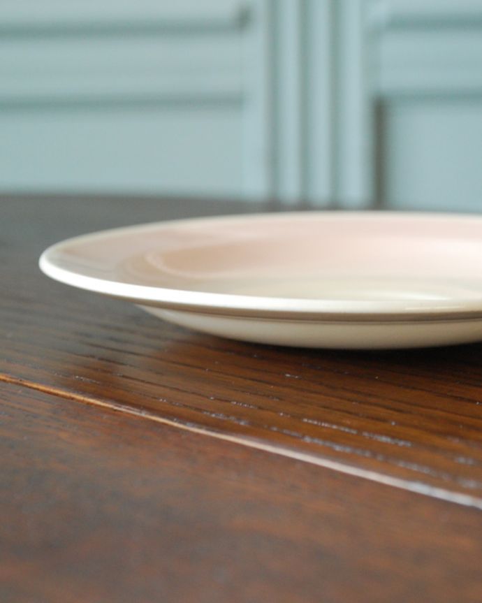 スージークーパー　アンティーク雑貨　イギリスのヴィンテージ食器、スージークーパーソーサー「ドレスデンスプレイ/ピンク」。いつもの食事もアンティークのお皿に乗せるとグッと魅力的に感じられそうです。(m-1817-z)