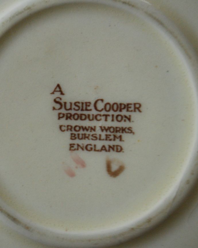 スージークーパー　アンティーク雑貨　イギリスのヴィンテージ食器、スージークーパーソーサー「ドレスデンスプレイ/ピンク」。バックスタンプです。(m-1817-z)