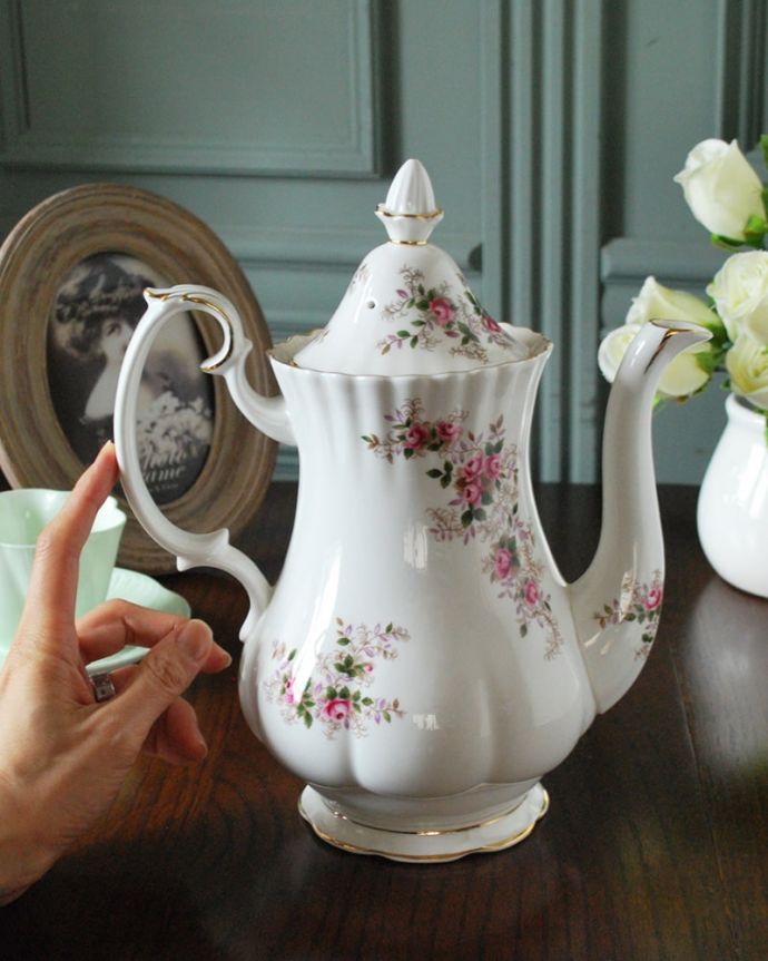 アンティーク 陶磁器の雑貨　アンティーク雑貨　ロイヤルアルバート社（Royal Albert社 ）のラベンダーローズのポット。お茶の時間をもっと優雅に･･･眺めているだけじゃもったいないので、実用的に使って下さい。(m-1818-z)