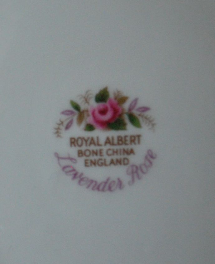 アンティーク 陶磁器の雑貨　アンティーク雑貨　ロイヤルアルバート社（Royal Albert社 ）のラベンダーローズのポット。裏側には品質の証バックスタンプに可愛い絵が描かれているのもロイヤルアルバートの魅力です。(m-1818-z)
