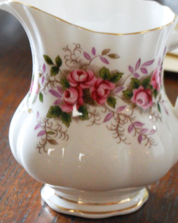 テーブルウェア(食器)　アンティーク雑貨　ロイヤルアルバート社（Royal Albert社 ）のラベンダーローズのミルクジャグ。真っ白なボーンチャイナにピンクのバラが華やかで素敵なデザインです。(m-1819-z)