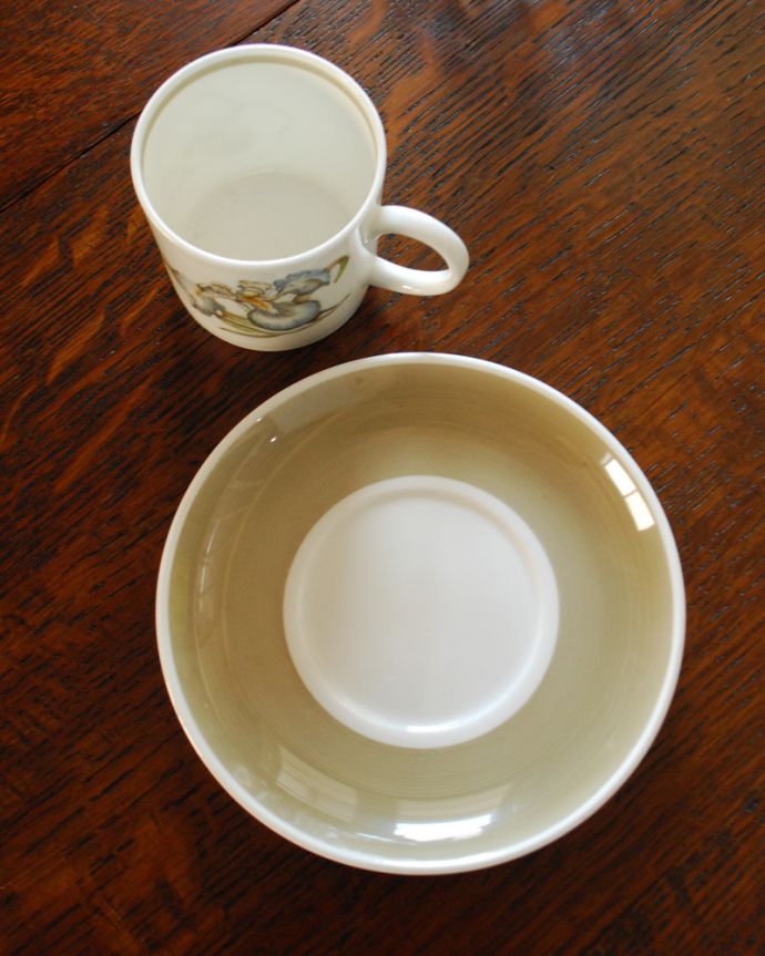 スージークーパー　アンティーク雑貨　イギリスのヴィンテージ食器、スージークーパーのカップ＆ソーサー（アイリス） 。上から見るとこんな感じです状態のいいものだけを選んでいますが、アンティークなのでキズや欠けがある場合があります。(m-1820-z)