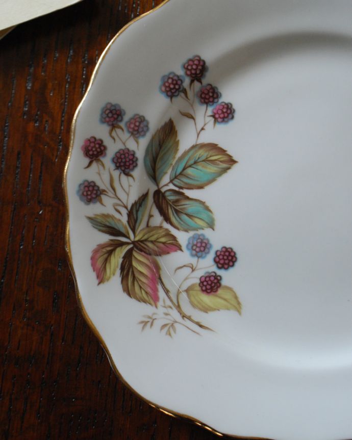 テーブルウェア(食器)　アンティーク雑貨　英国輸入のアンティーク　プレート（Crown Royal）（15.5cm）。草花が、優しいタッチで描かれています。(m-1821-z)