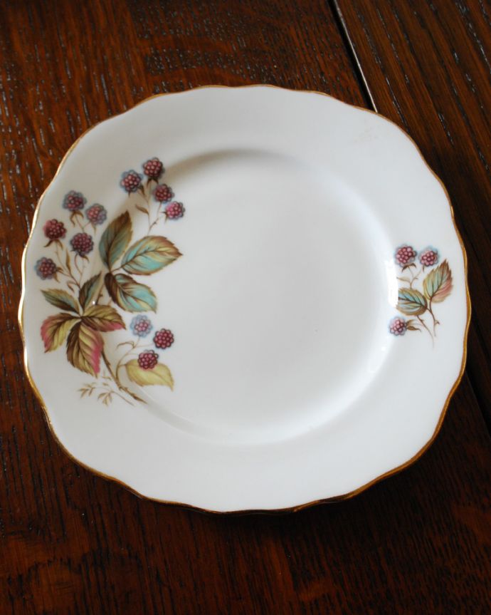 テーブルウェア(食器)　アンティーク雑貨　英国輸入のアンティーク　プレート（Crown Royal）（15.5cm）。縁どりには美しい金彩が装飾されています。(m-1821-z)