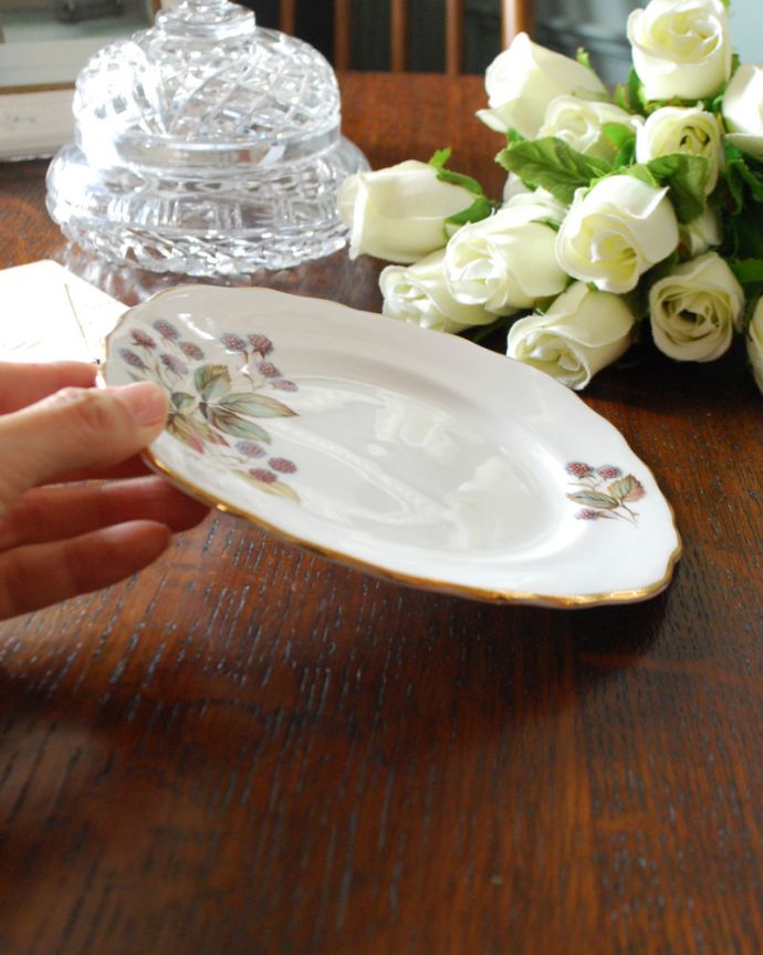 テーブルウェア(食器)　アンティーク雑貨　英国輸入のアンティーク　プレート（Crown Royal）（15.5cm）。テーブルを華やかに彩ります。(m-1821-z)