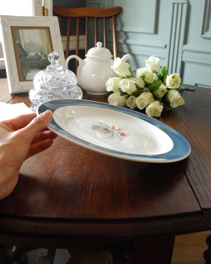 スージークーパー　アンティーク雑貨　イギリスのヴィンテージ食器、スージークーパーの「ブルーダリア」ディナープレート。飾って使って楽しむアンティーク食卓で使うのはもちろん、スージークーパーの作品として飾っておくコレクターも多いディナープレートです。(m-1824-z)